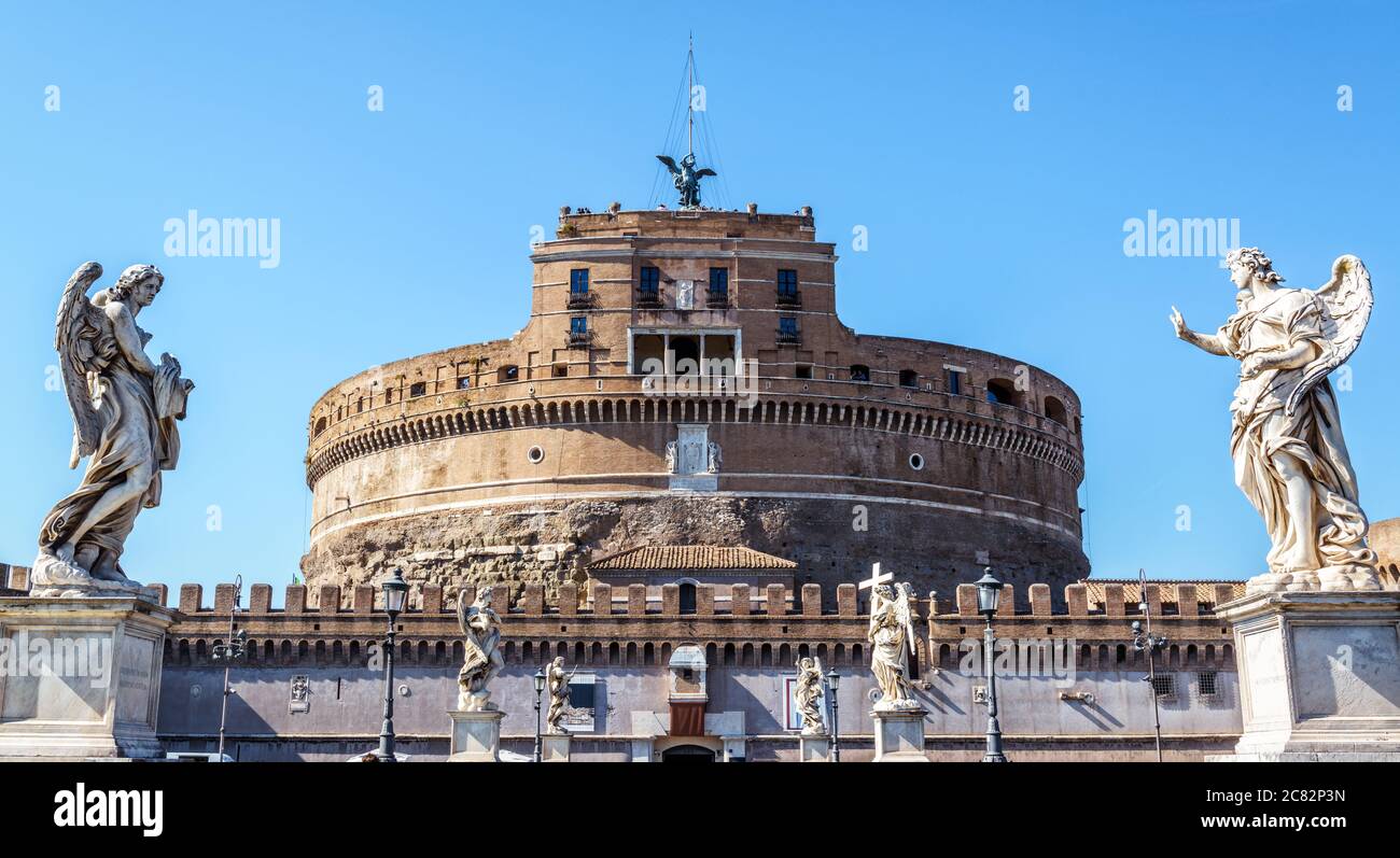 Engelsburg oder Engelsburg, Rom, Italien. Es ist ein altes Wahrzeichen der Stadt. Vorderansicht der berühmten Engelsburg und der mittelalterlichen Brücke von Sant`Angelo Stockfoto